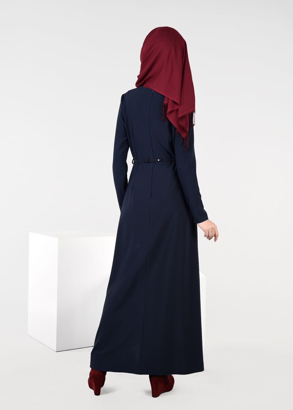 Tesettür giyim LACİVERT KEMERLİ KOLYE DETAYLI ELBİSE 4935 