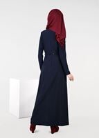 Tesettür giyim LACİVERT KEMERLİ KOLYE DETAYLI ELBİSE 4935 