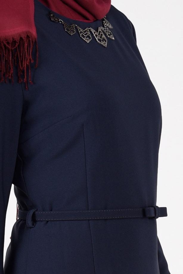 Tesettür giyim LACİVERT KEMERLİ KOLYE DETAYLI ELBİSE 4935  - TRENDTESETTÜR