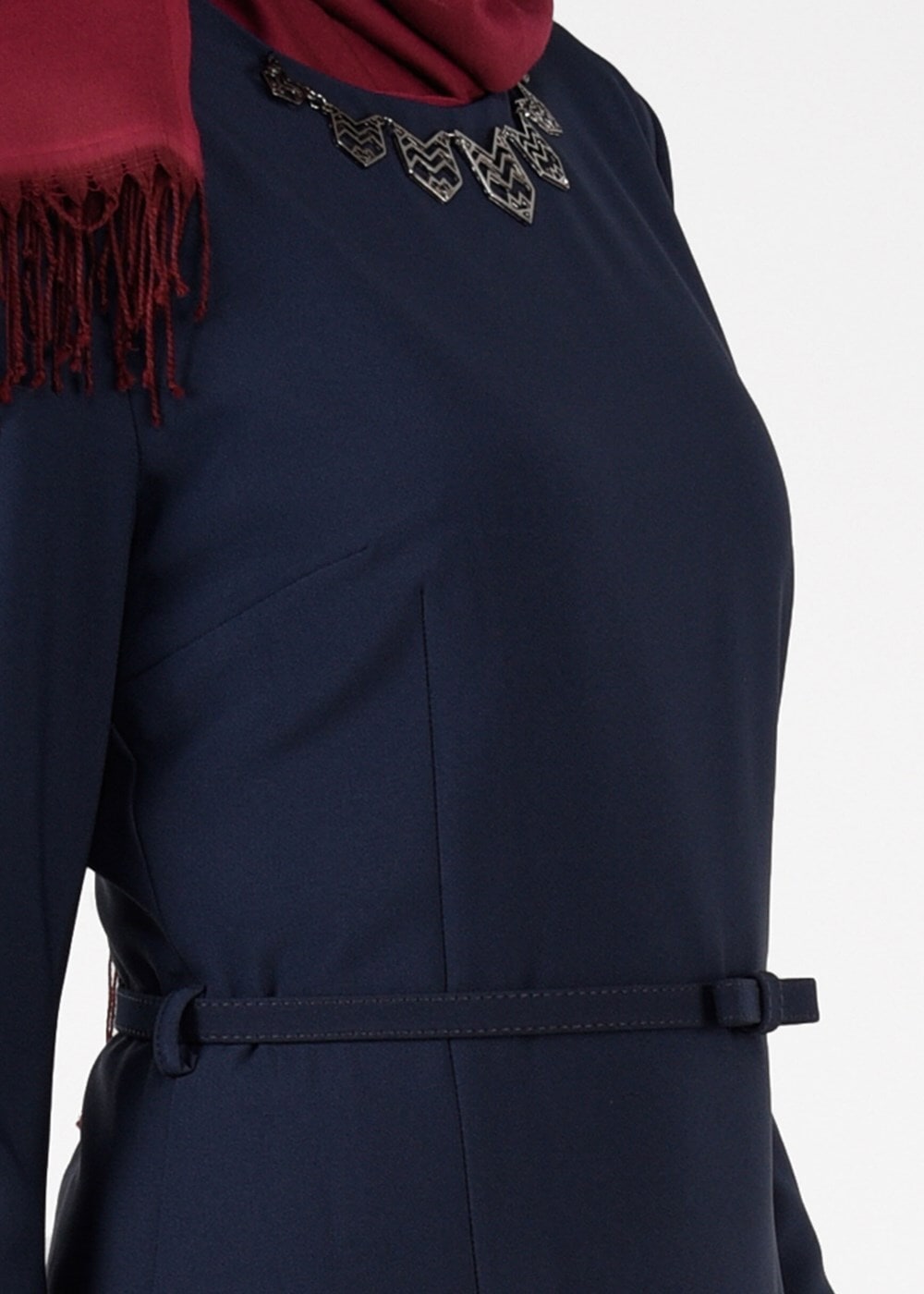 Tesettür giyim LACİVERT KEMERLİ KOLYE DETAYLI ELBİSE 4935 