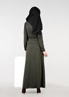Tesettür giyim HAKİ YAKASI KUŞ GÖZÜ DETAYLI KEMERLİ ELBİSE 4946