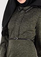 Tesettür giyim HAKİ YAKASI KUŞ GÖZÜ DETAYLI KEMERLİ ELBİSE 4946