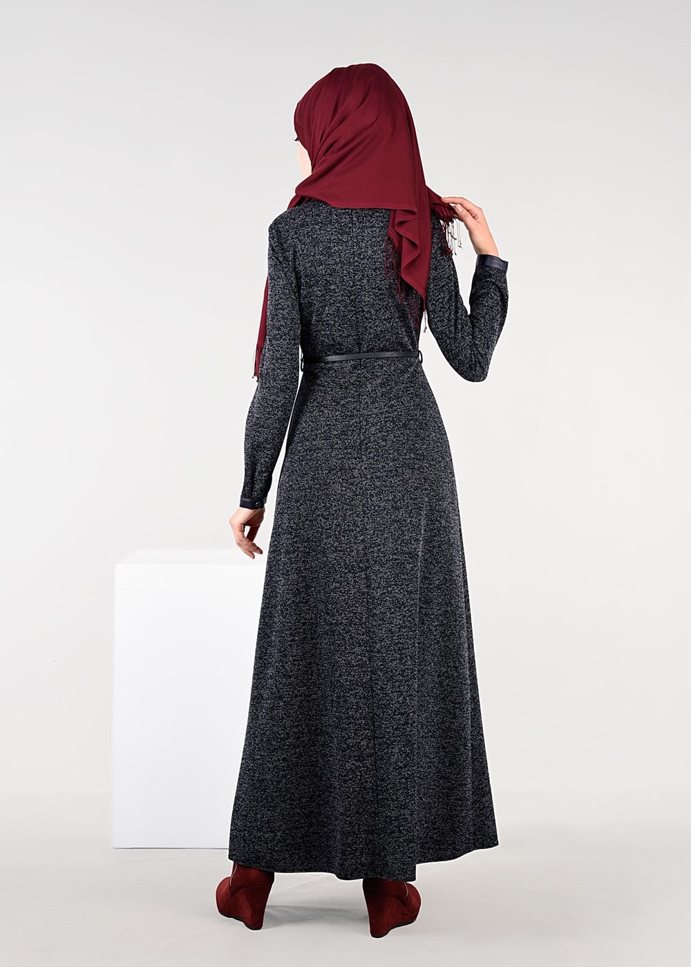 Tesettür giyim LACİVERT YAKASI KUŞ GÖZÜ DETAYLI KEMERLİ ELBİSE 4946