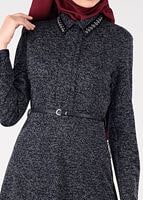 Tesettür giyim LACİVERT YAKASI KUŞ GÖZÜ DETAYLI KEMERLİ ELBİSE 4946