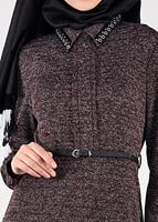 Tesettür giyim MÜRDÜM YAKASI KUŞ GÖZÜ DETAYLI KEMERLİ ELBİSE 4946