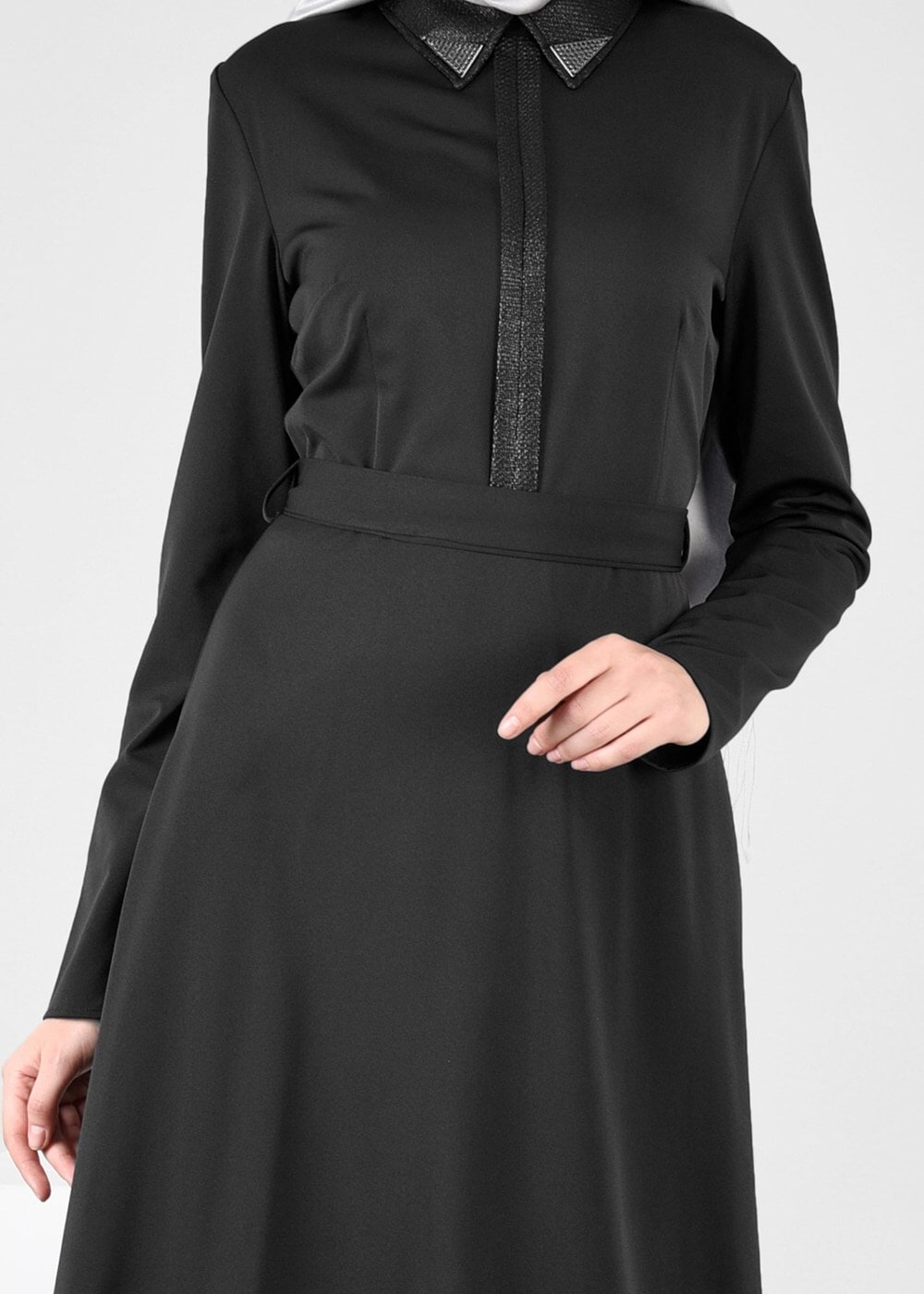 Tesettür giyim SİYAH BİYE DETAYLI KUŞAKLI ELBİSE 4964