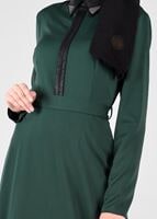 Tesettür giyim YEŞİL BİYE DETAYLI KUŞAKLI ELBİSE 4964