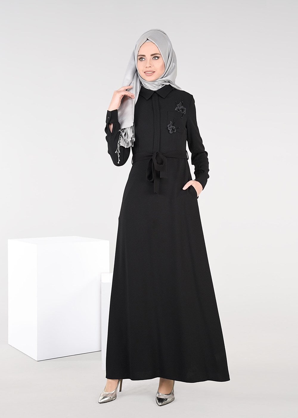 Tesettür giyim SİYAH ÇİÇEK NAKIŞLI ELBİSE 4969