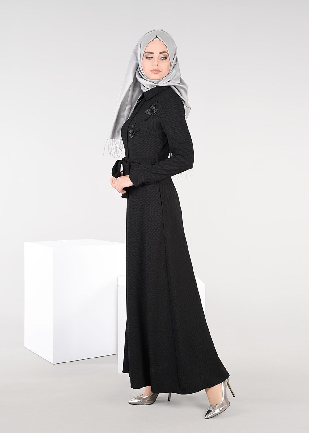 Tesettür giyim SİYAH ÇİÇEK NAKIŞLI ELBİSE 4969