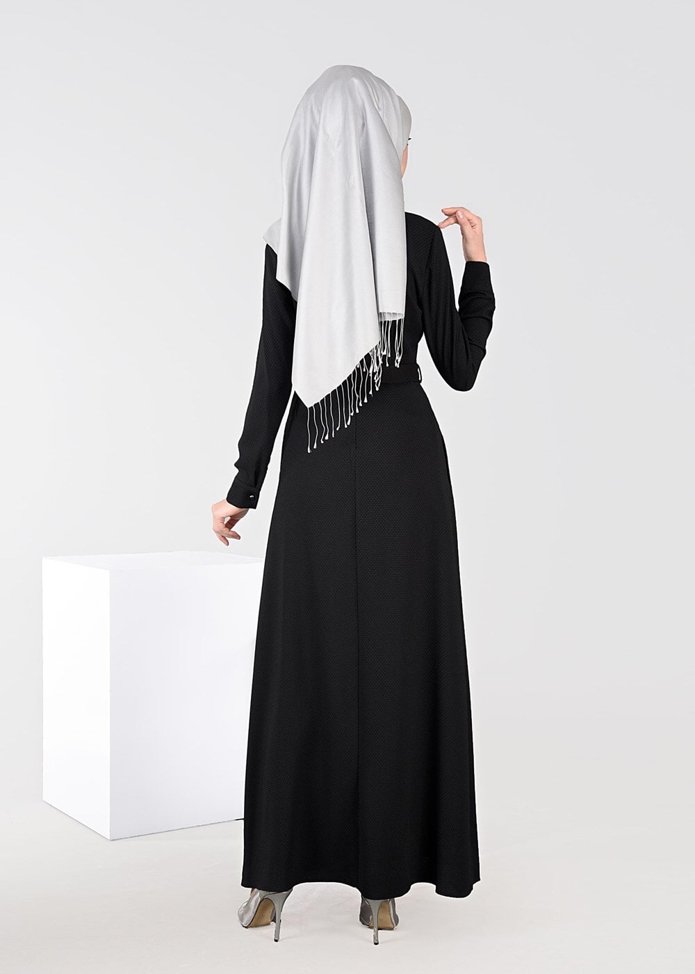 Tesettür giyim SİYAH ÇİÇEK NAKIŞLI ELBİSE 4969