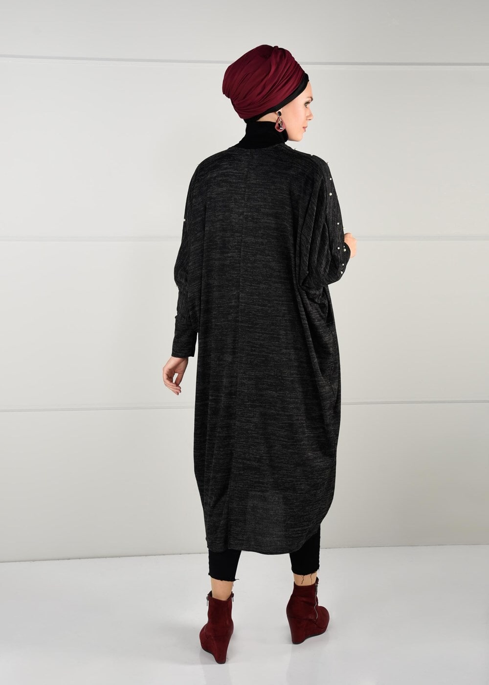 Tesettür giyim SİYAH İNCİ DETAYLI YARASA KOL HIRKA 6845