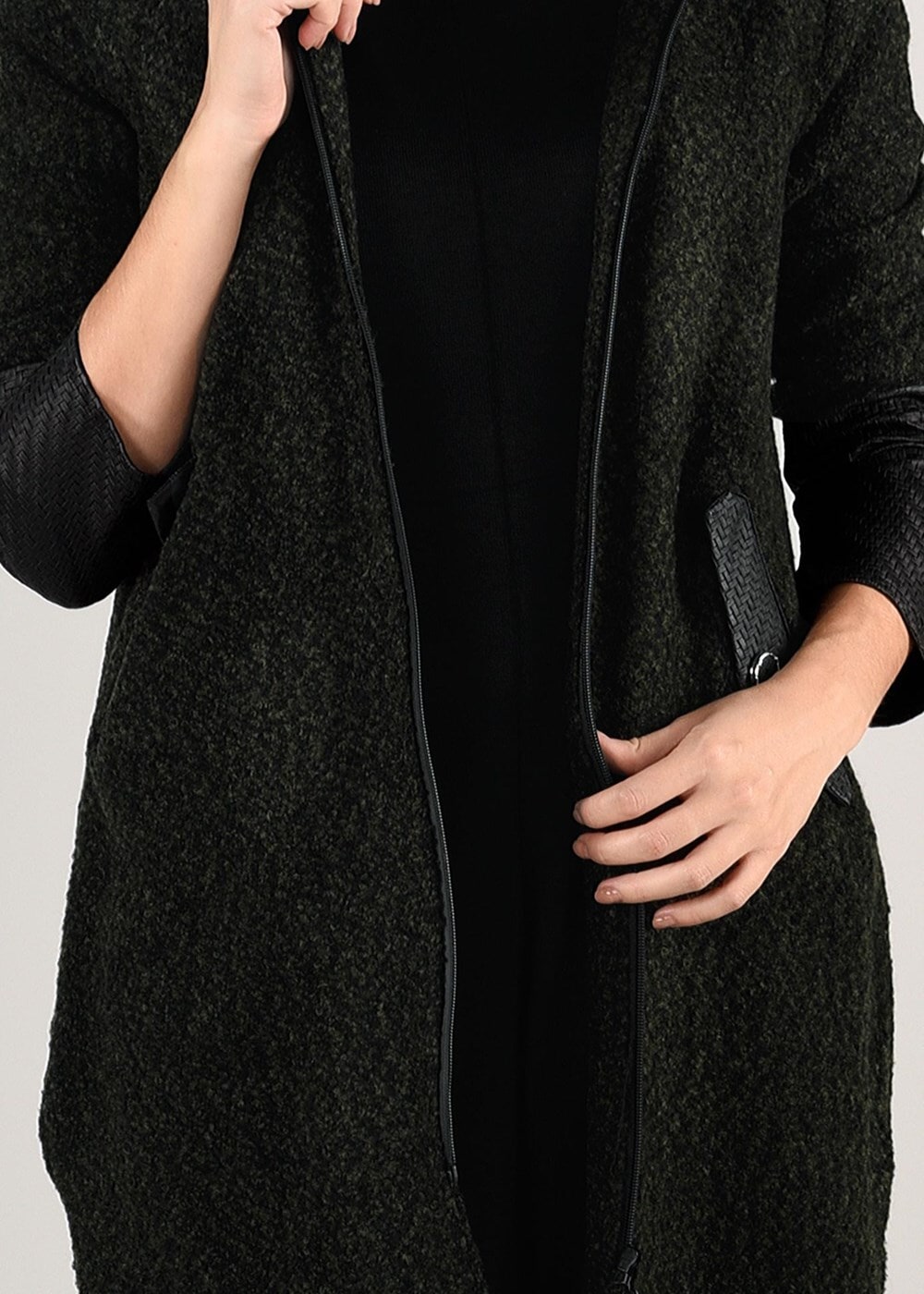 Tesettür giyim HAKİ SUNİ DERİ DETAYLI KABAN 31241