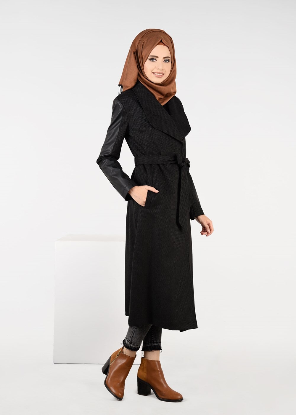 Tesettür giyim SİYAH KOLLARI DERİ DETAYLI KABAN 9470 