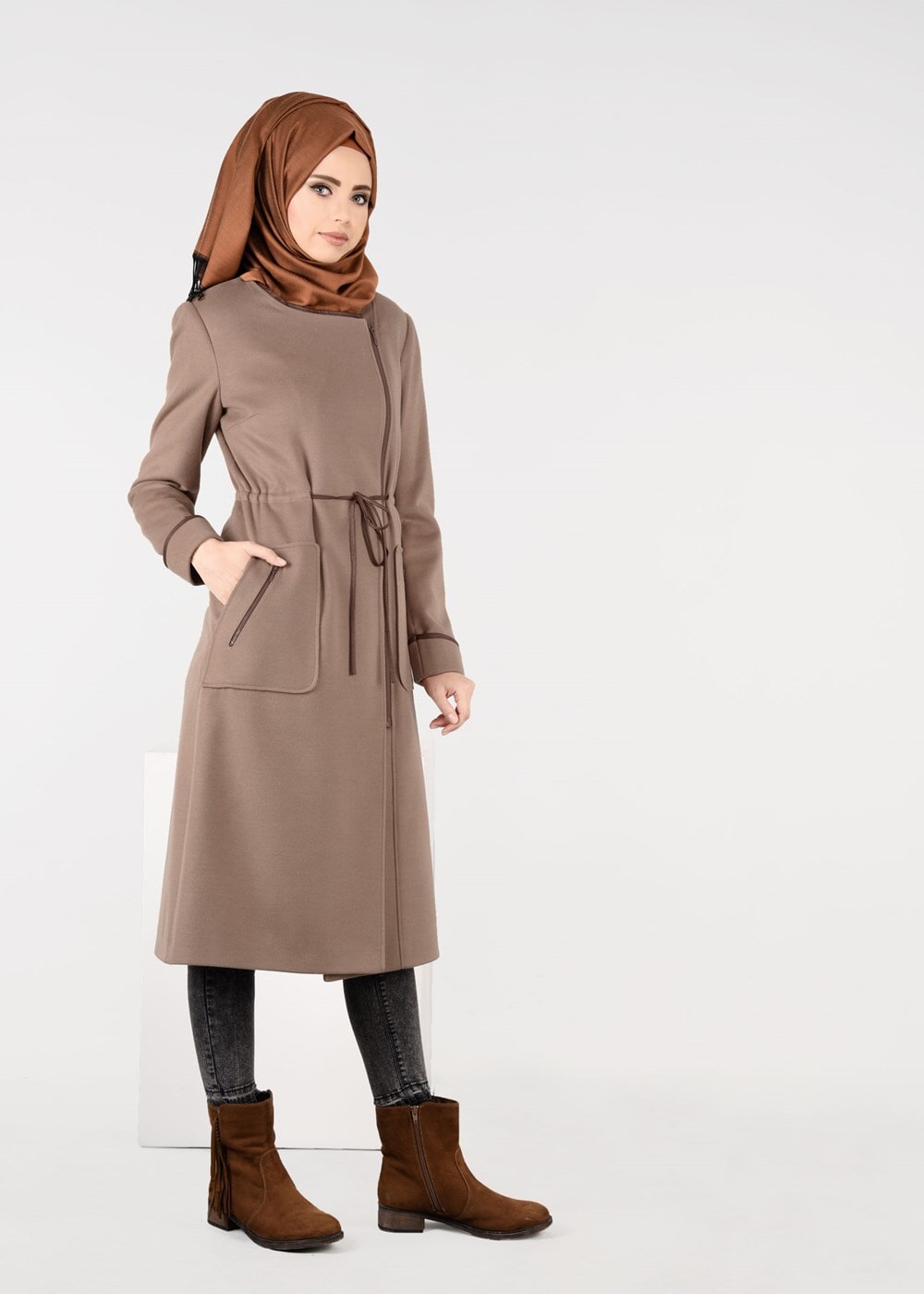 Tesettür giyim BEJ FERMUARLI BELİ BÜZGÜLÜ KABAN 9473 