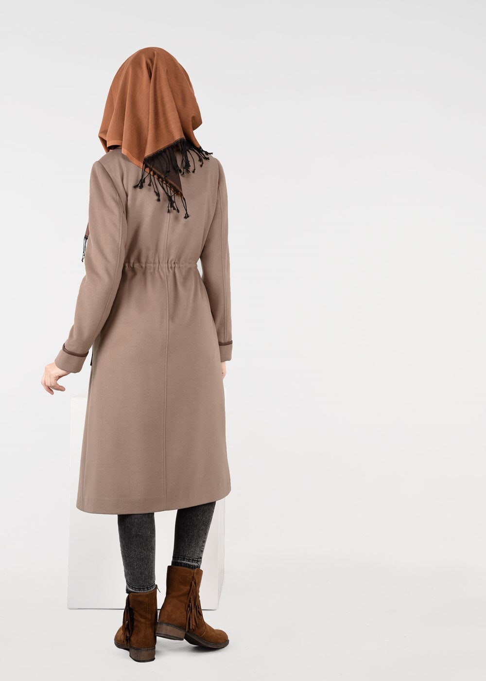 Tesettür giyim BEJ FERMUARLI BELİ BÜZGÜLÜ KABAN 9473 