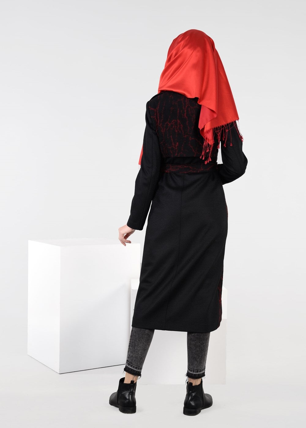 Tesettür giyim SİYAH FERMUARLI JAKAR KEÇE KABAN 9495