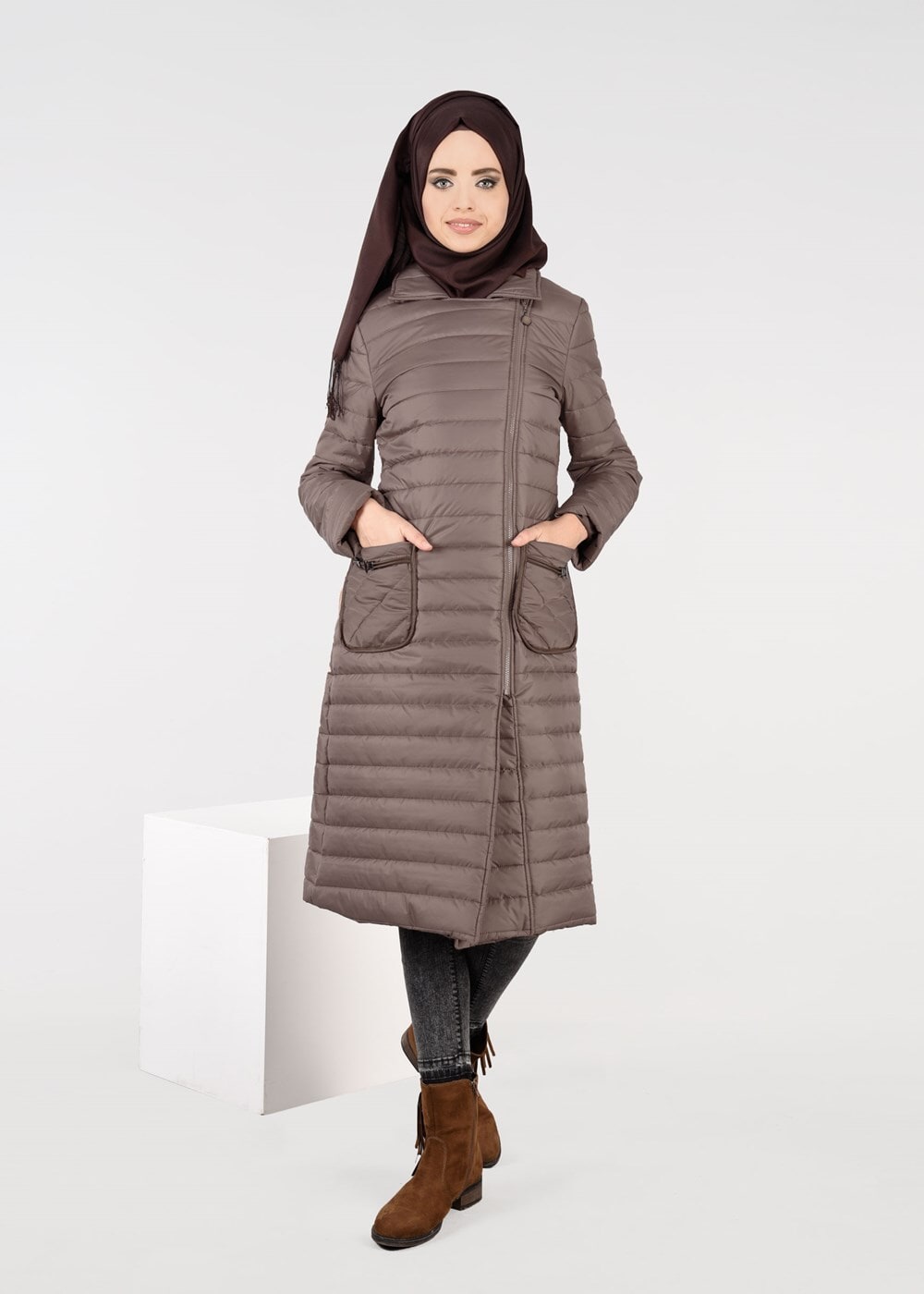 Tesettür giyim KAHVE CEP DETAYLI KAPİTONE KABAN  9496 