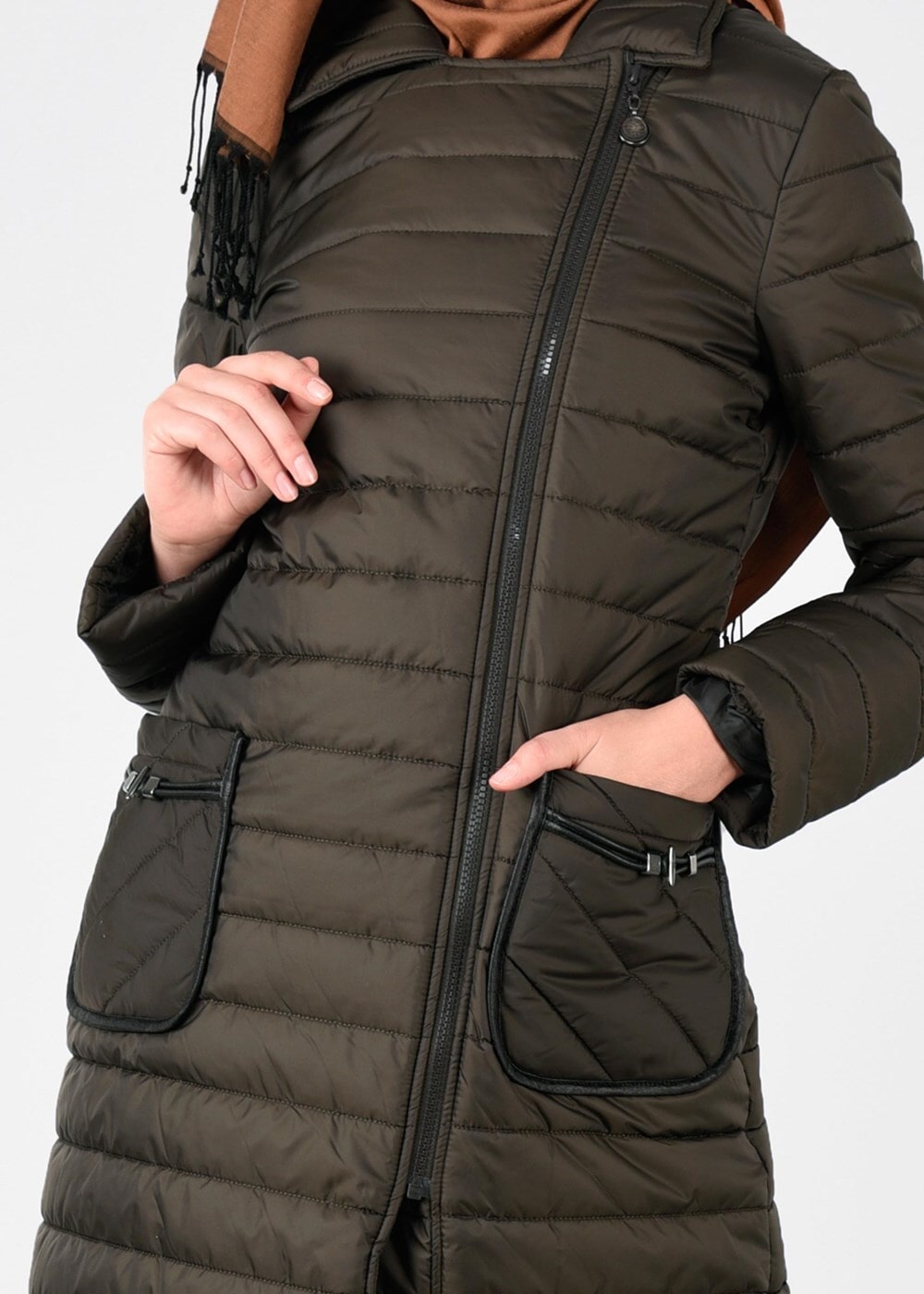 Tesettür giyim HAKİ CEP DETAYLI KAPİTONE KABAN  9496 