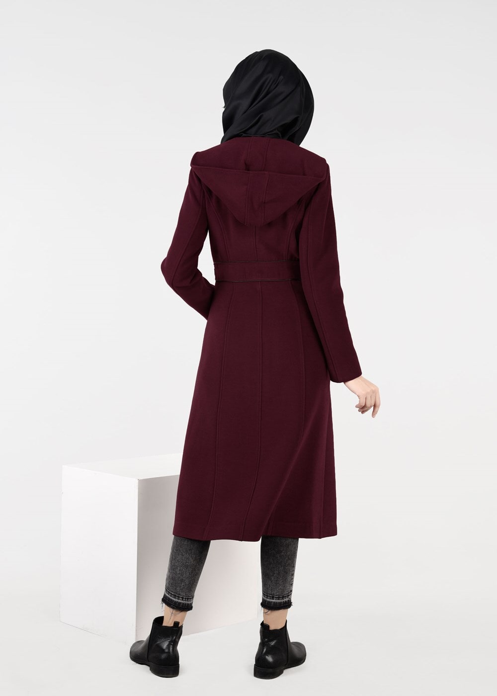Tesettür giyim BORDO KAPÜŞONLU DÜĞMELİ KABAN 9497