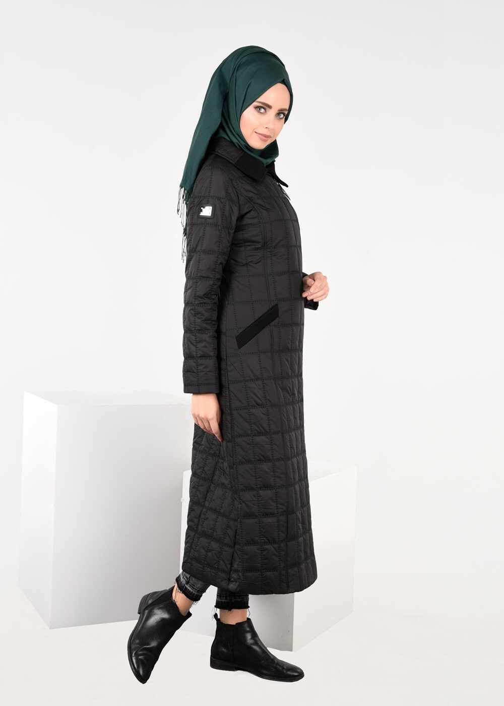 Tesettür giyim SİYAH KARE KAPİTONE KABAN 9502
