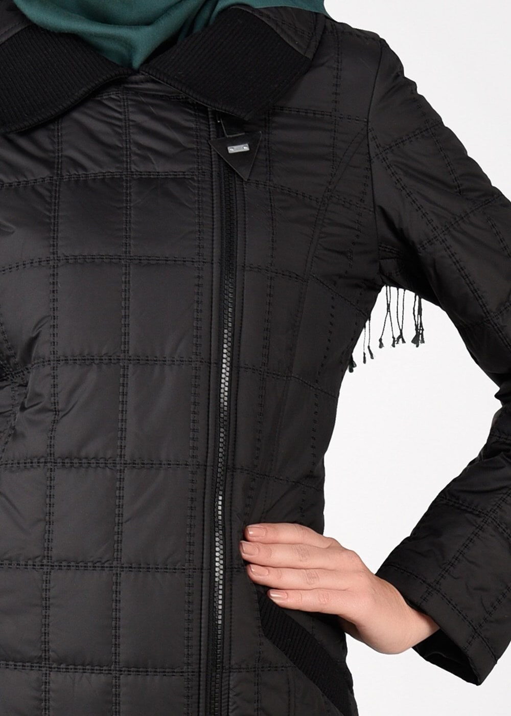 Tesettür giyim SİYAH KARE KAPİTONE KABAN 9502