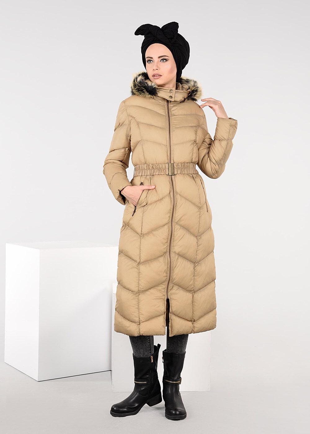 Tesettür giyim KAHVE PELUŞ KAPÜŞONLU ŞİŞME KABAN 9507 