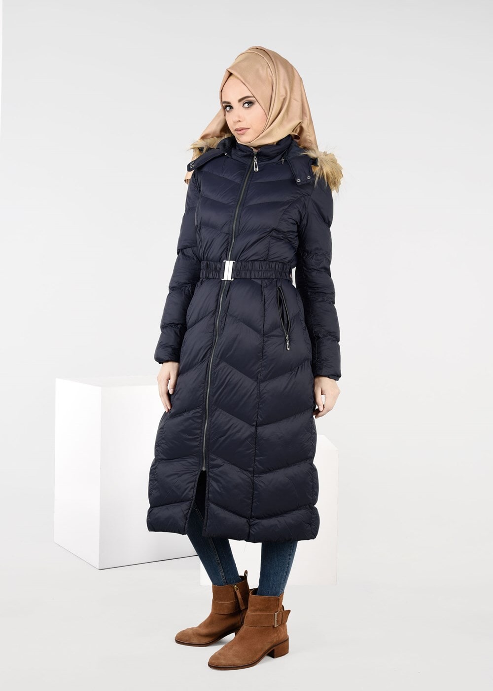 Tesettür giyim LACİVERT PELUŞ KAPÜŞONLU ŞİŞME KABAN 9507 