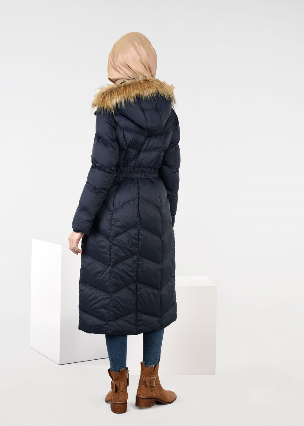 Tesettür giyim LACİVERT PELUŞ KAPÜŞONLU ŞİŞME KABAN 9507 