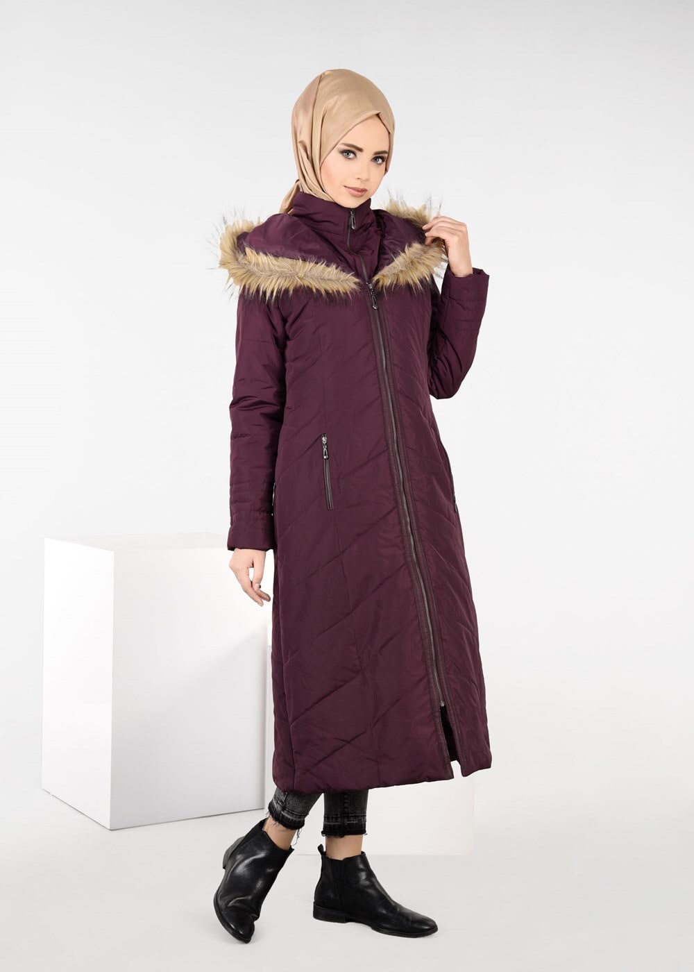 Tesettür giyim BORDO PELUŞ KAPÜŞONLU KABAN 9515 
