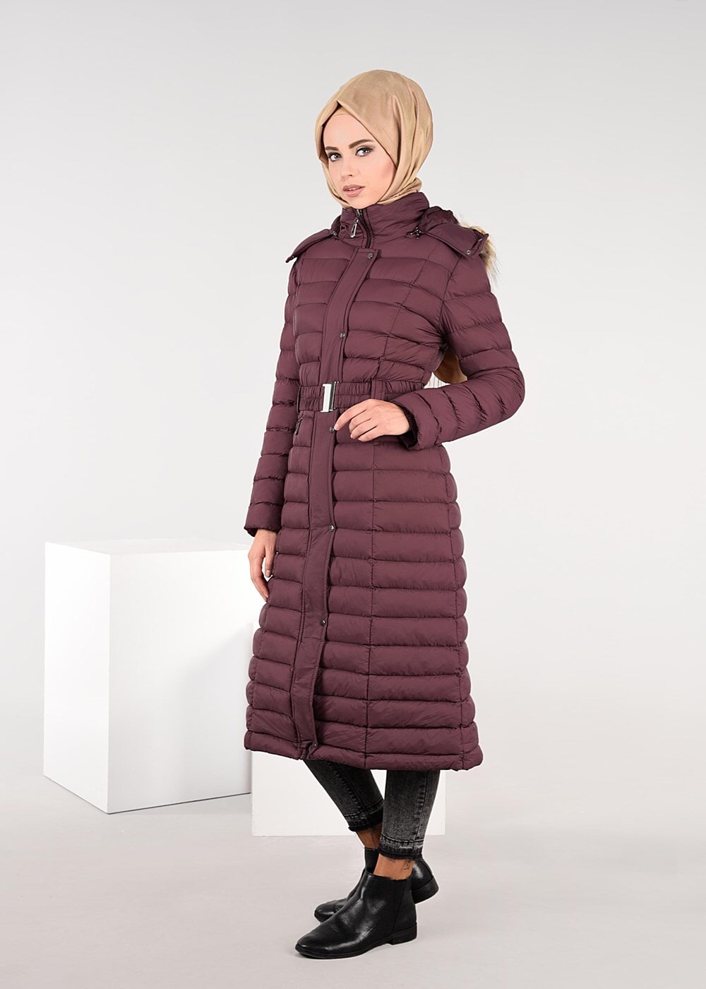 Tesettür giyim BORDO KAPÜŞONLU ŞİŞME KABAN 9517 