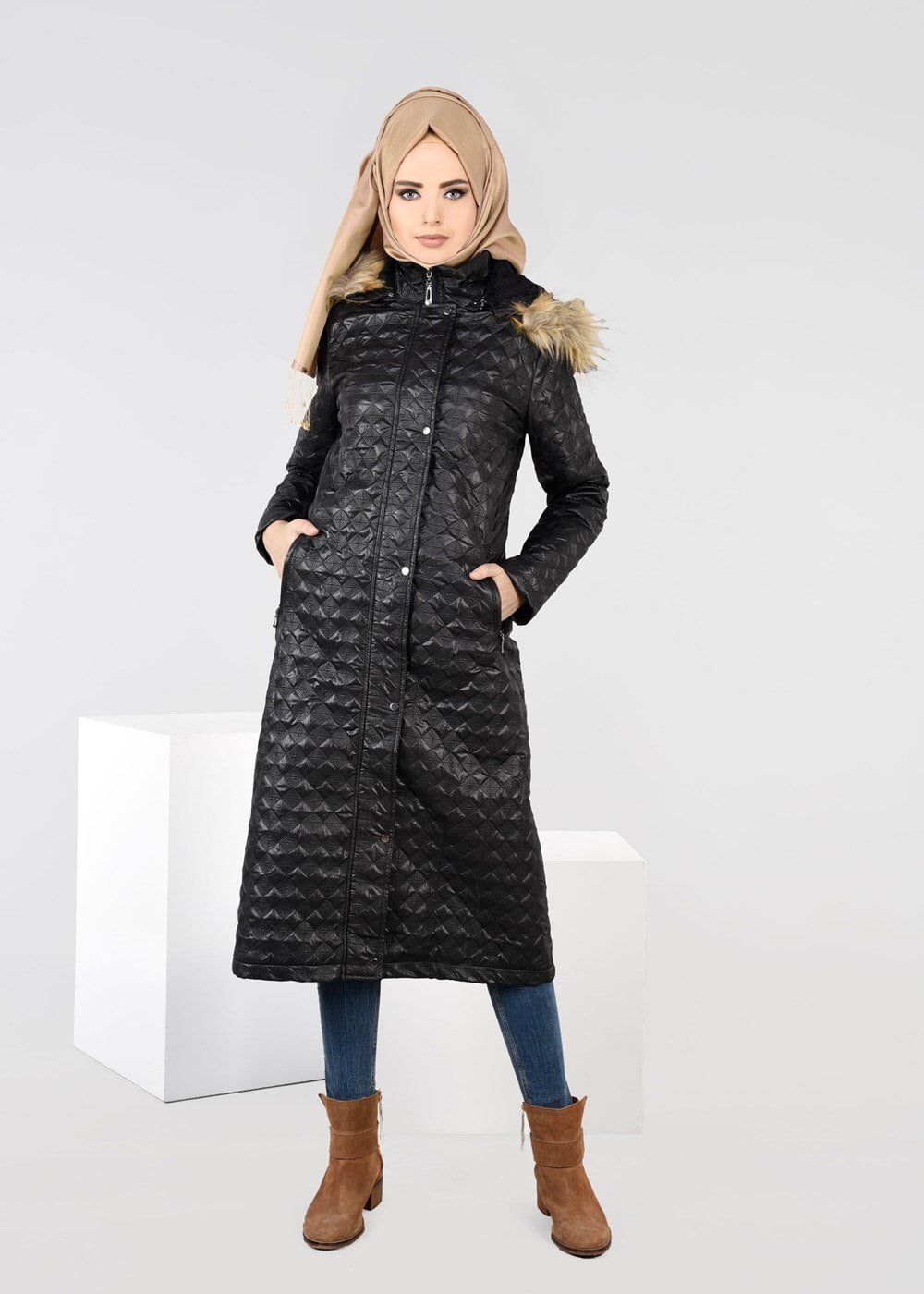 Tesettür giyim SİYAH KAPÜŞONU PELUŞLU KABAN 9532