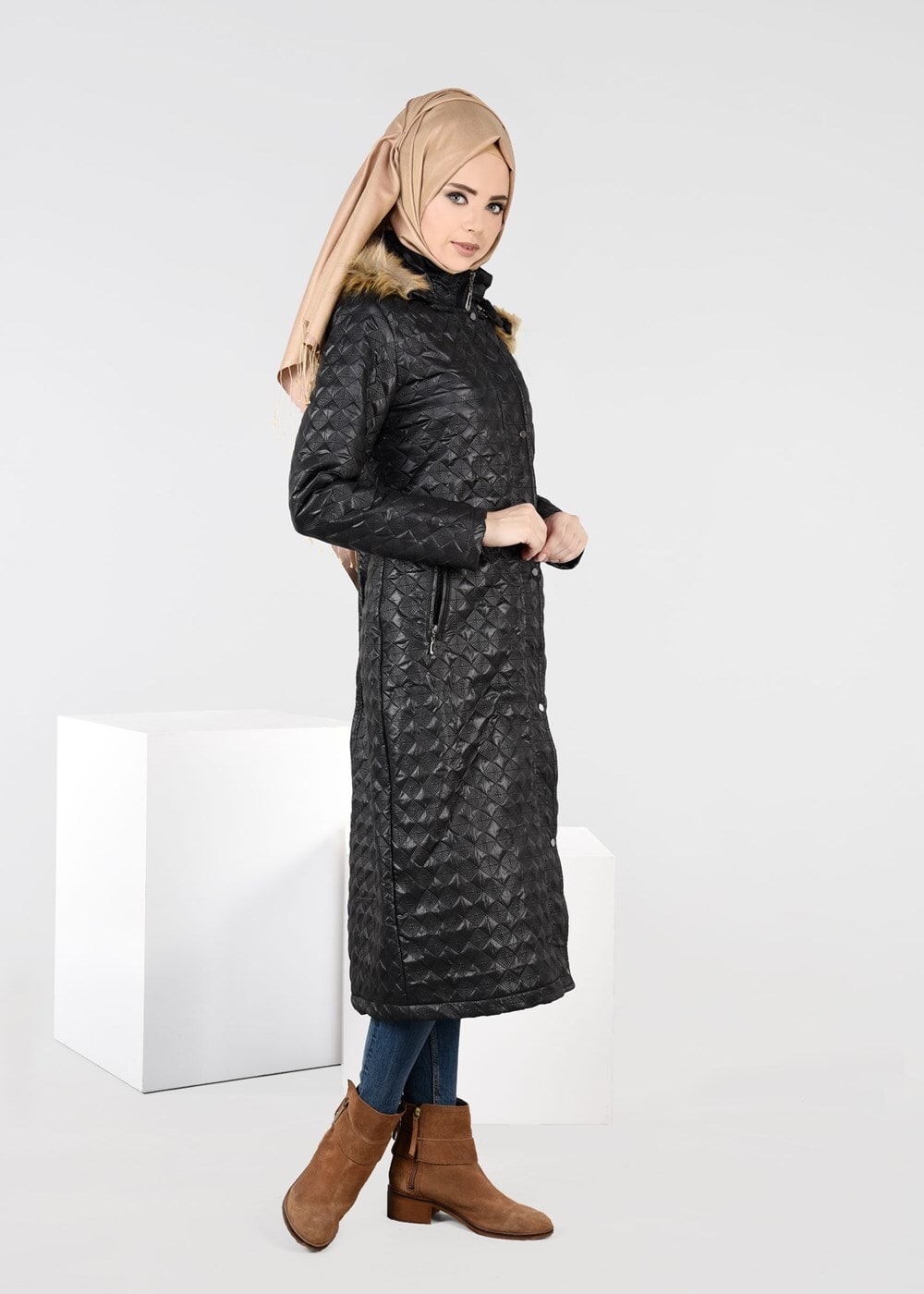 Tesettür giyim SİYAH KAPÜŞONU PELUŞLU KABAN 9532