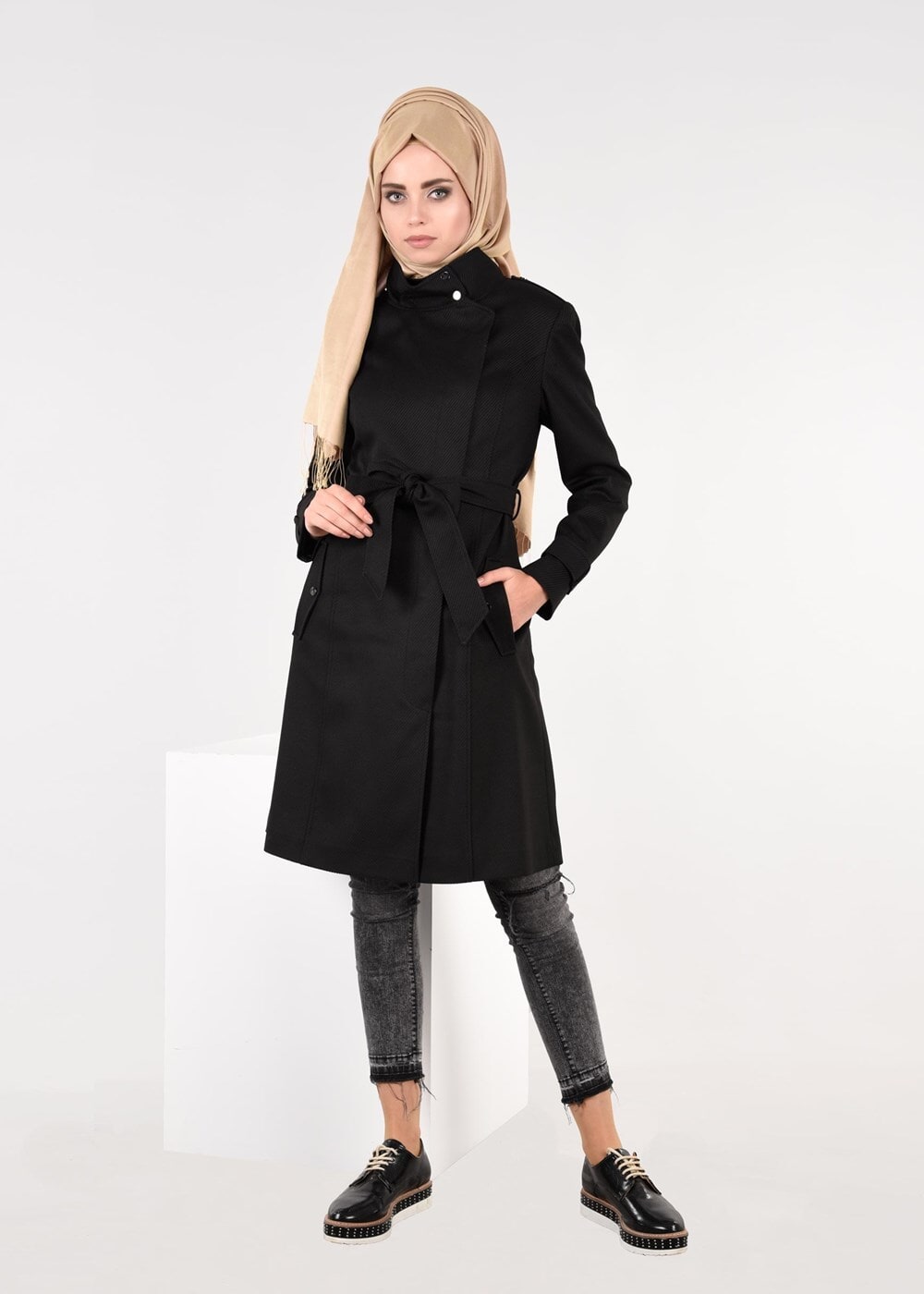 Tesettür giyim SİYAH BALIKÇI YAKA BELİ KUŞAKLI KABAN 9536 