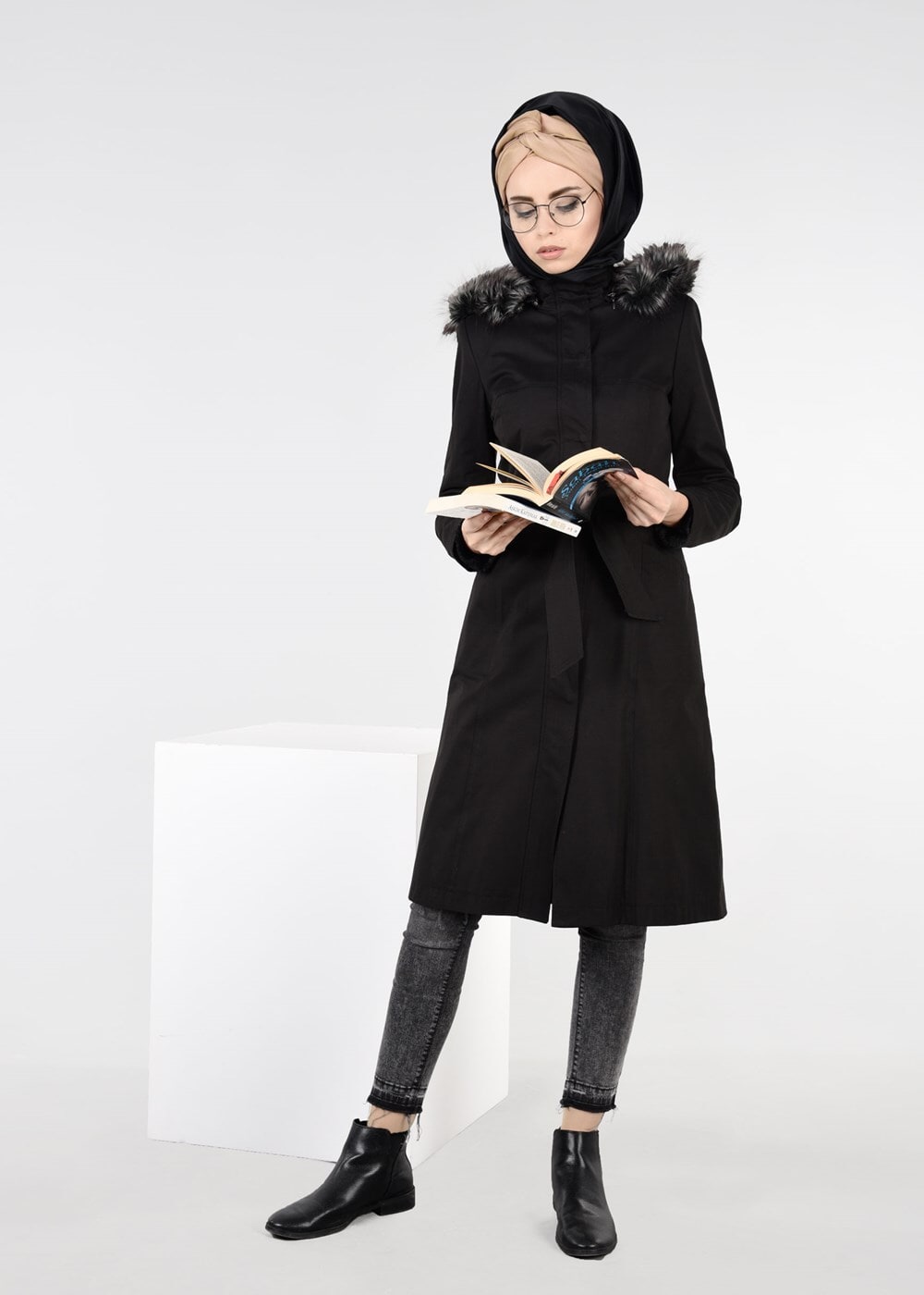 Tesettür giyim SİYAH KAPÜŞONU KÜRKLÜ TORBA CEP KABAN 9559 