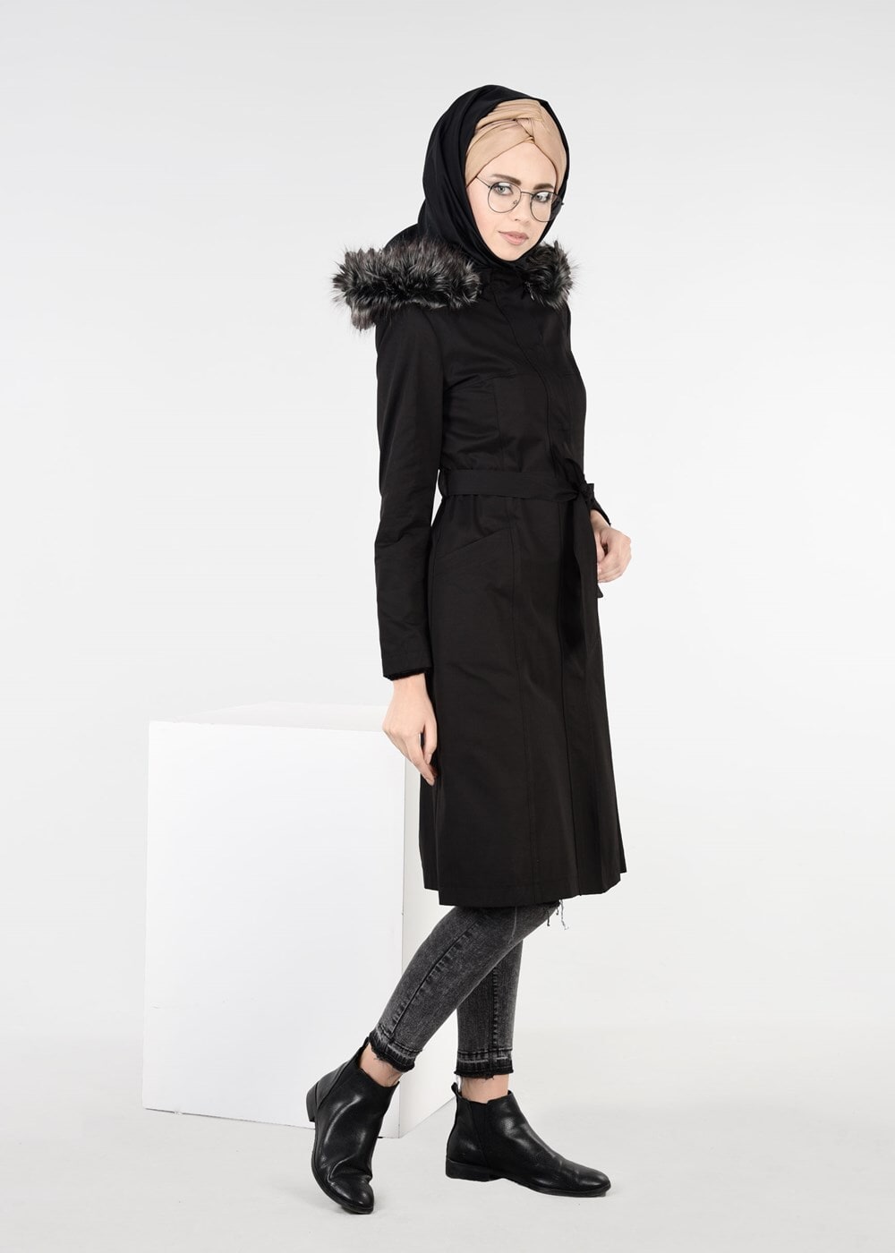 Tesettür giyim SİYAH KAPÜŞONU KÜRKLÜ TORBA CEP KABAN 9559 