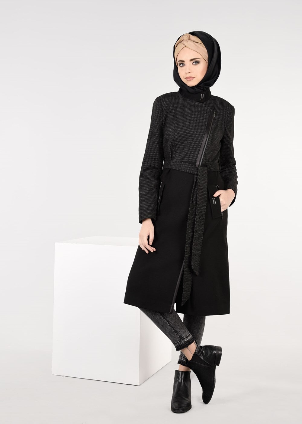 Tesettür giyim SİYAH CEPLERİ FERMUARLI ÜST KISMI DESENLİ KABAN 9561