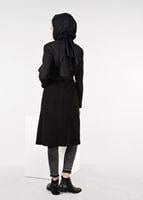 Tesettür giyim SİYAH CEPLERİ FERMUARLI ÜST KISMI DESENLİ KABAN 9561