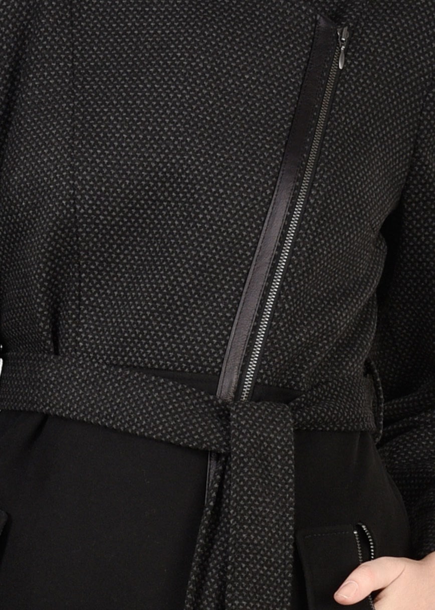 Tesettür giyim SİYAH CEPLERİ FERMUARLI ÜST KISMI DESENLİ KABAN 9561