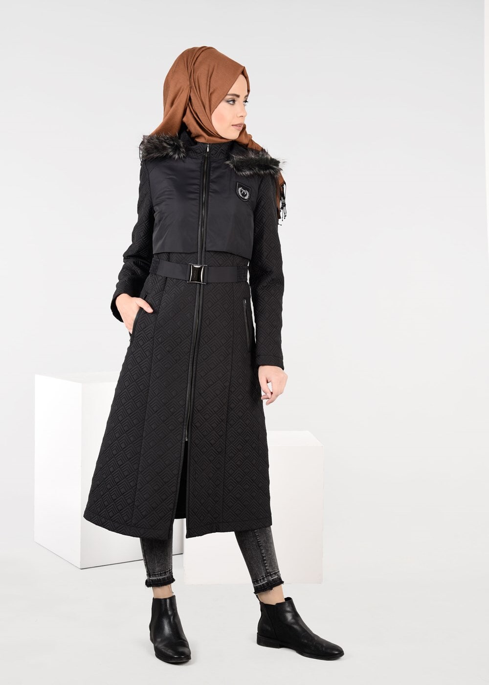 Tesettür giyim SİYAH ARMA DETAYLI KAPÜŞONLU KAPİTONE KABAN 9597 