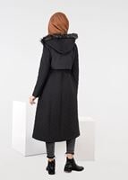 Tesettür giyim SİYAH ARMA DETAYLI KAPÜŞONLU KAPİTONE KABAN 9597 