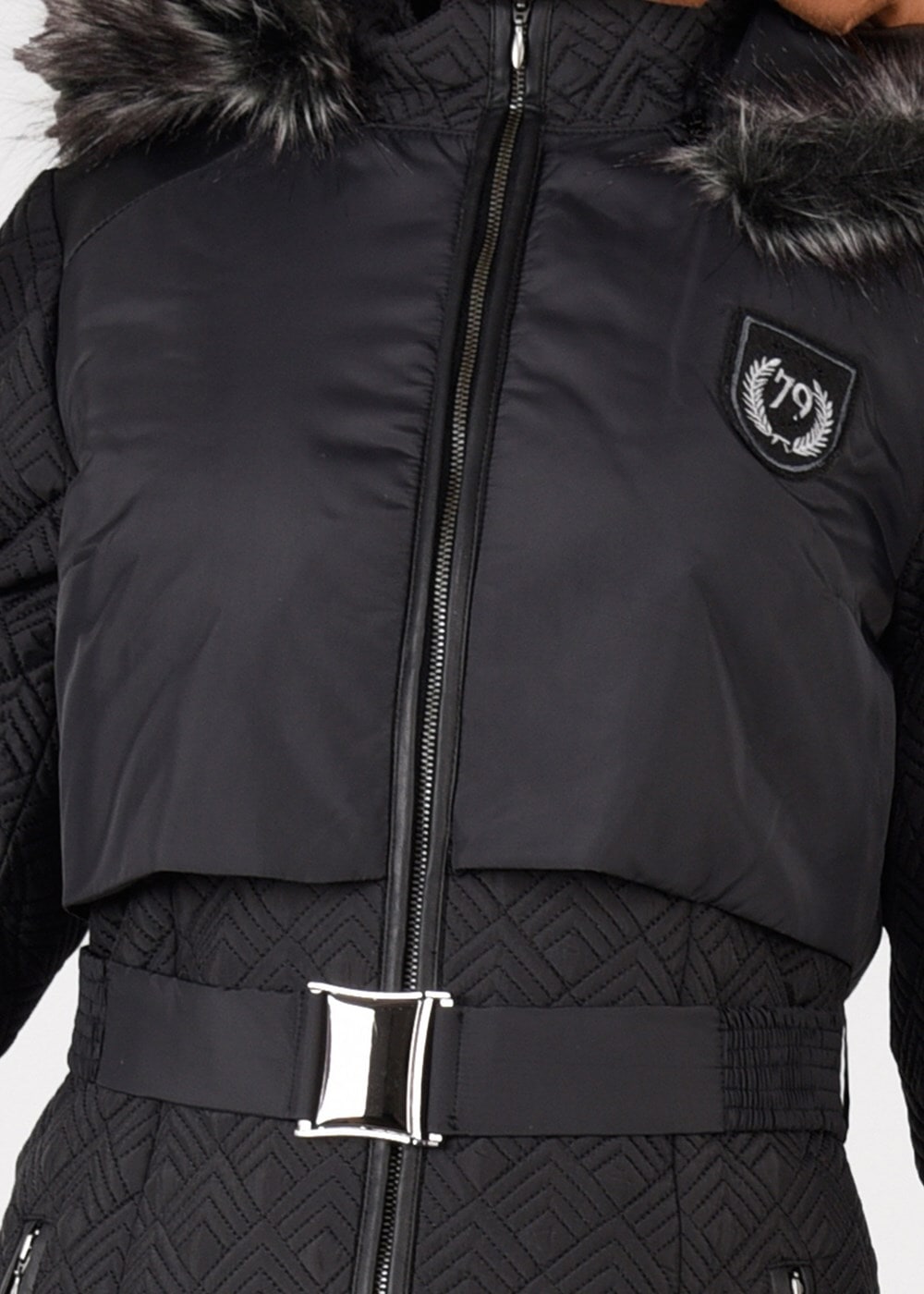 Tesettür giyim SİYAH ARMA DETAYLI KAPÜŞONLU KAPİTONE KABAN 9597 