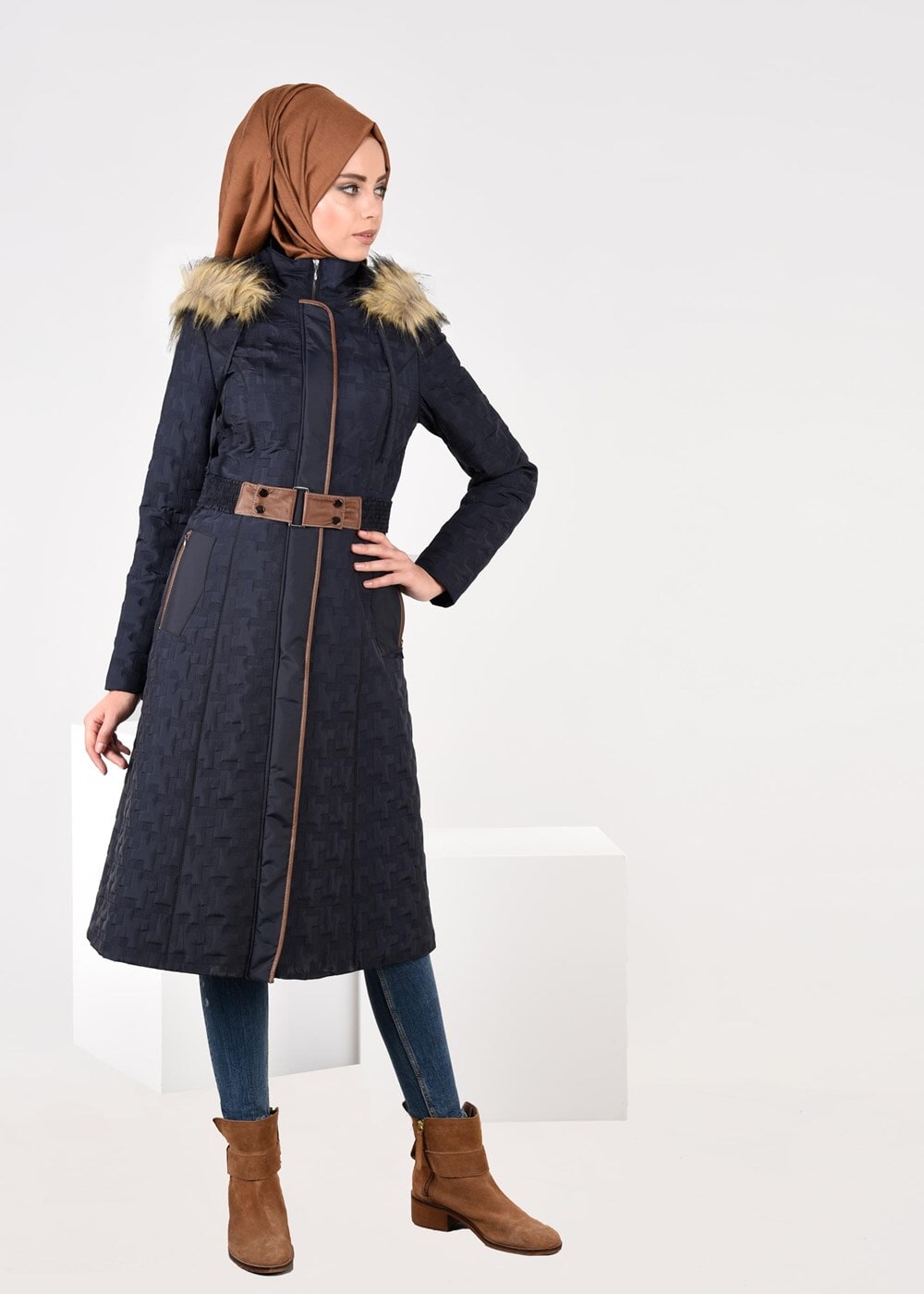Tesettür giyim LACİVERT DESENLİ KEMERLİ KAPÜŞONLU KABAN 9598 