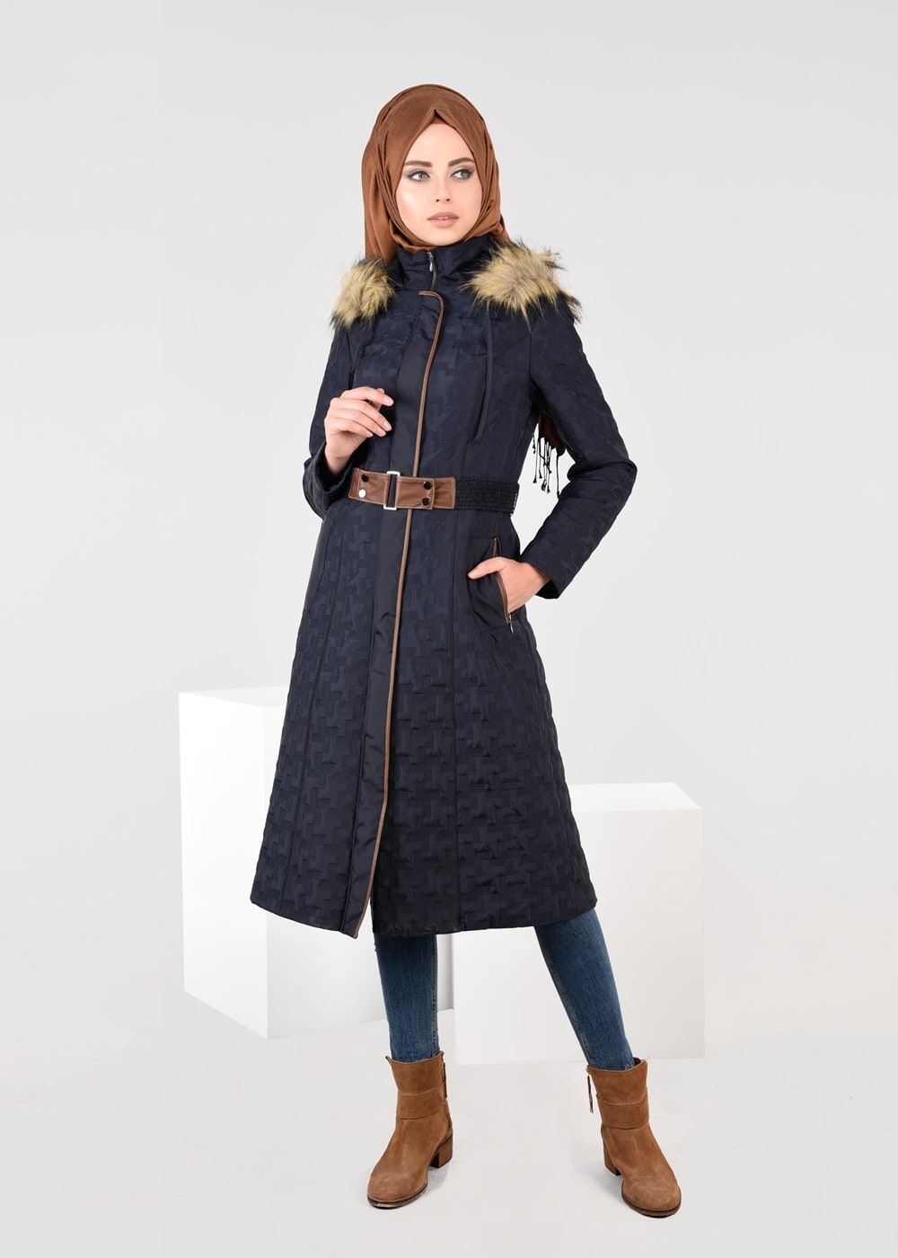 Tesettür giyim LACİVERT DESENLİ KEMERLİ KAPÜŞONLU KABAN 9598 