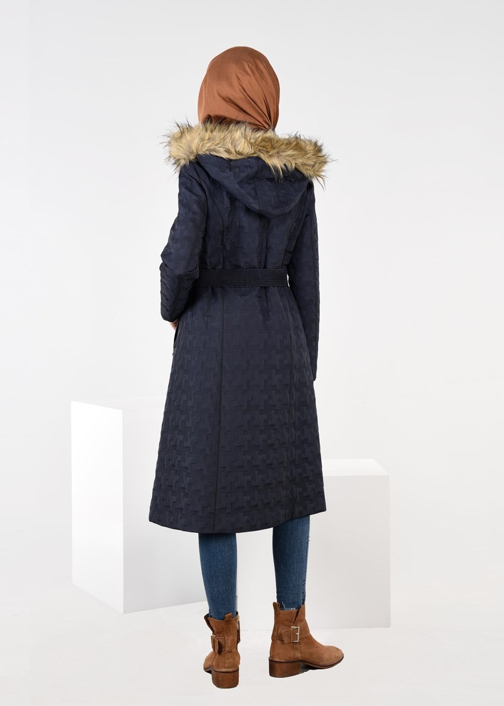 Tesettür giyim LACİVERT DESENLİ KEMERLİ KAPÜŞONLU KABAN 9598 