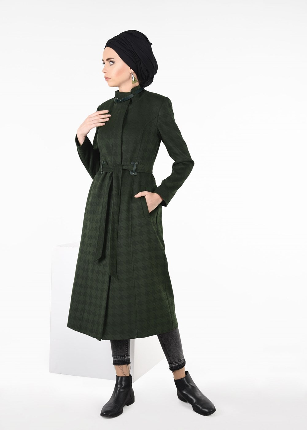 Tesettür giyim YEŞİL BELİ KUŞAKLI KAZAYAĞI DESENLİ KABAN 9605 