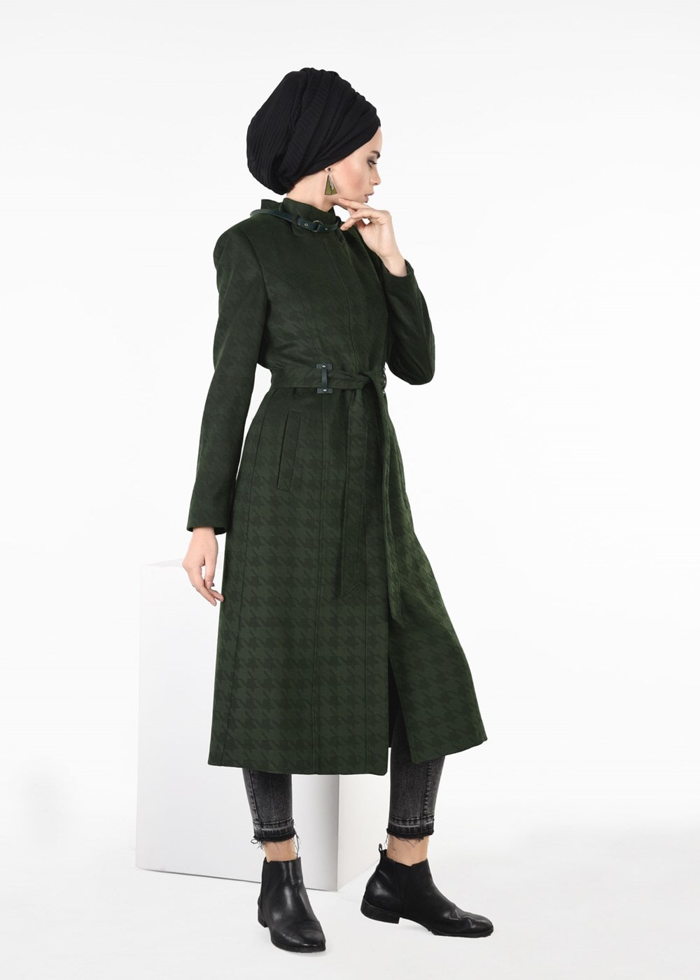 Tesettür giyim YEŞİL BELİ KUŞAKLI KAZAYAĞI DESENLİ KABAN 9605 