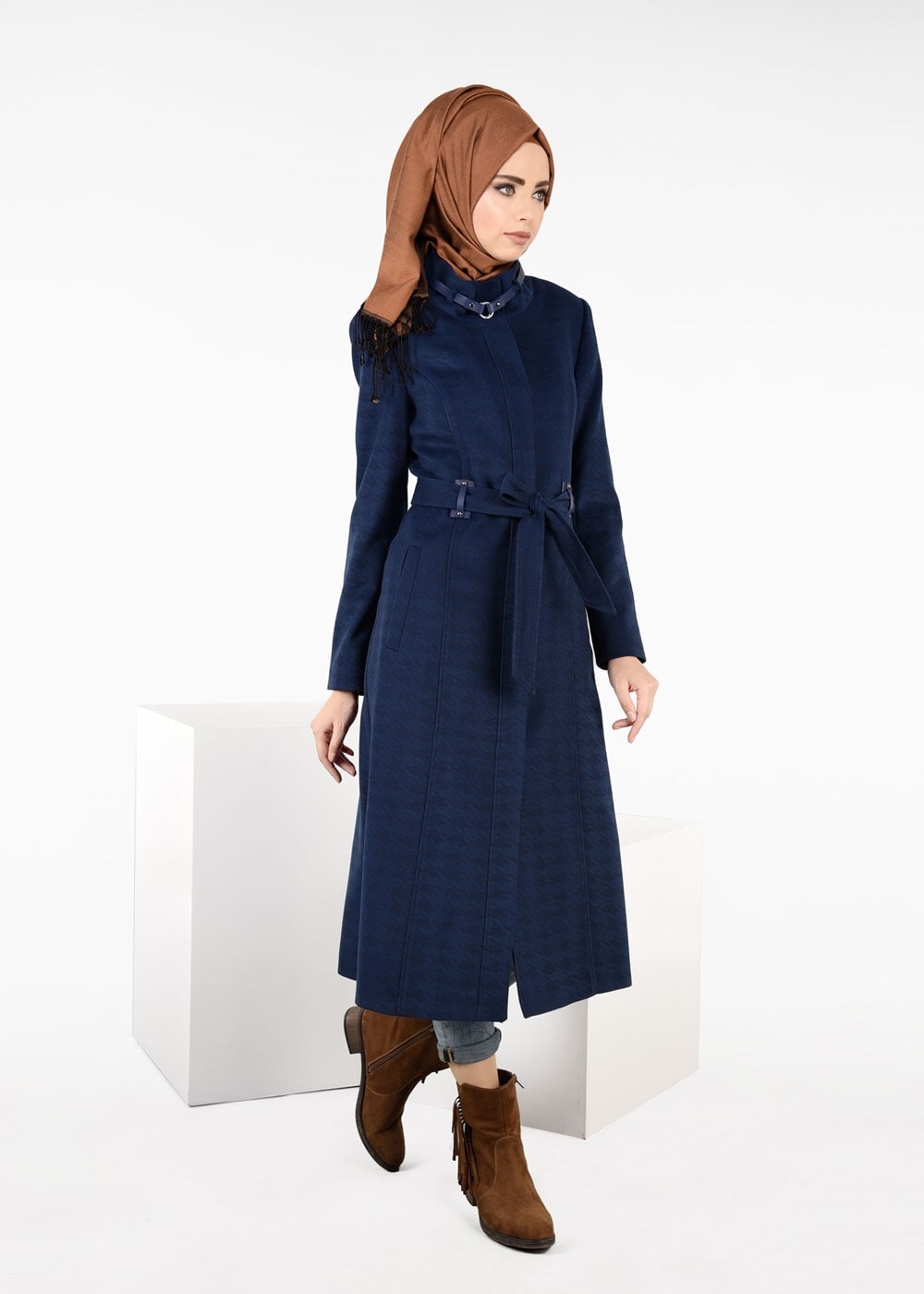 Tesettür giyim LACİVERT BELİ KUŞAKLI KAZAYAĞI DESENLİ KABAN 9605 