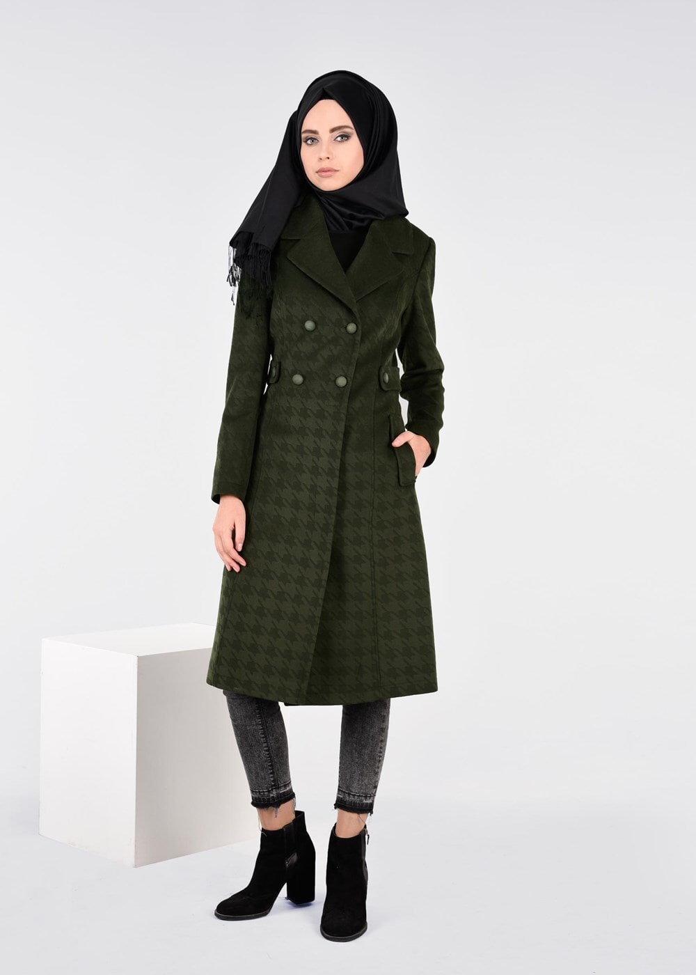 Tesettür giyim YEŞİL KAZAYAĞI DESENLİ KRUVAZE KABAN 9607