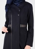 Tesettür giyim LACİVERT CEP DETAYLI BİYELİ MANTO 9589