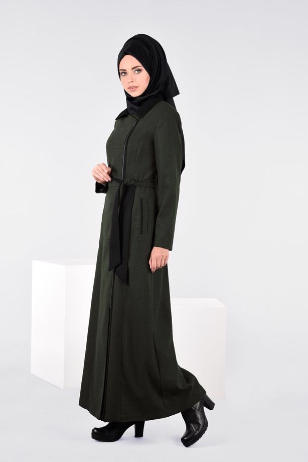 Tesettür giyim HAKİ KUŞAKLI FERMUARLI MANTO 9603 - TRENDTESETTÜR